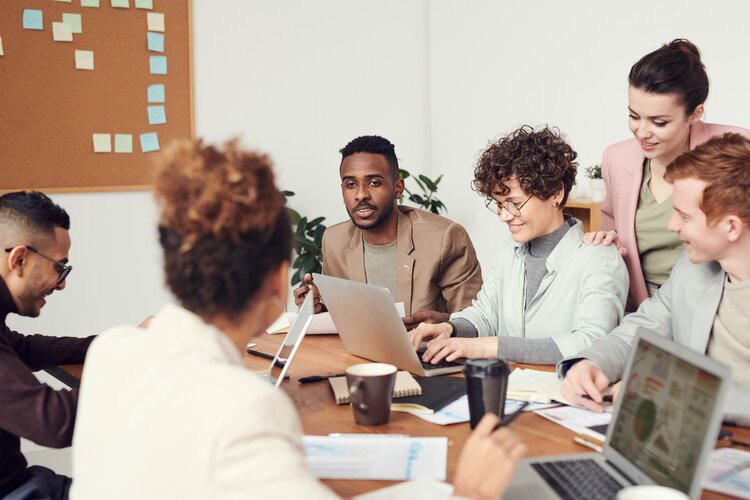 6 people in a business meeting